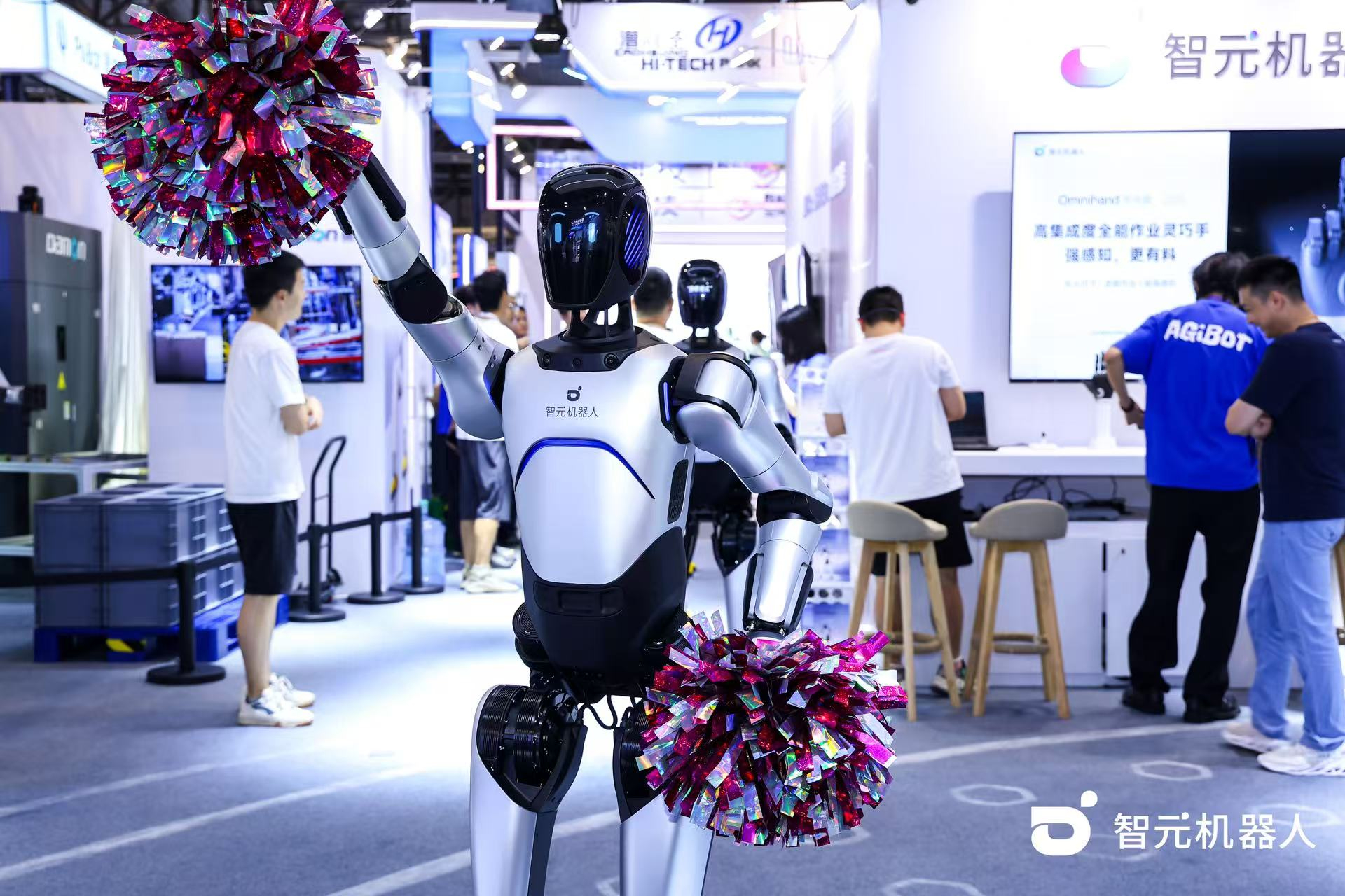 BB貝博機器人 WAIC 首日展臺火爆，機器人家族集體打工忙不停